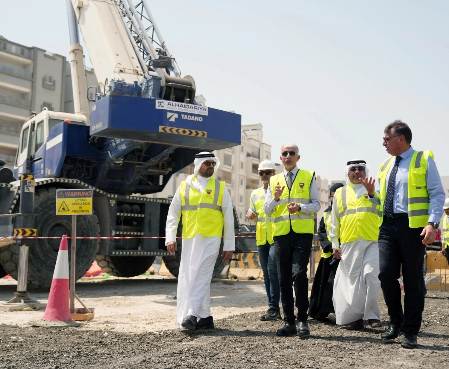 البحرين – وزير الأشغال يتفقد سير العمل في مشروع إنشاء شبكة الصرف الصحي في مجمعي 1016 بمنطقة اللوزي و1203 بمدينة حمد. البحرين – وزير الأشغال يتفقد سير العمل في مشروع إنشاء شبكة الصرف الصحي في مجمعي 1016 بمنطقة اللوزي و1203 بمدينة حمد.
