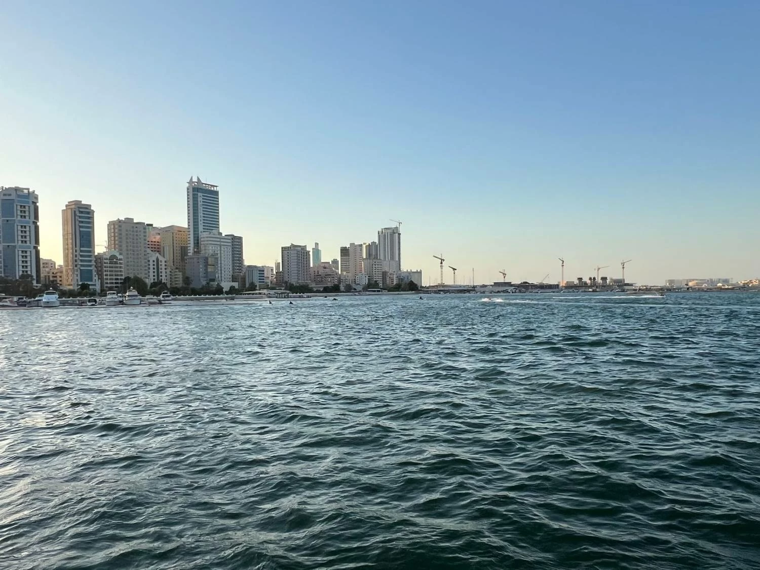 البحرين – طقس البحرين: درجات حرارة مرتفعة نهاراً، وطقس معتدل ليلاً، ورياح نشطة