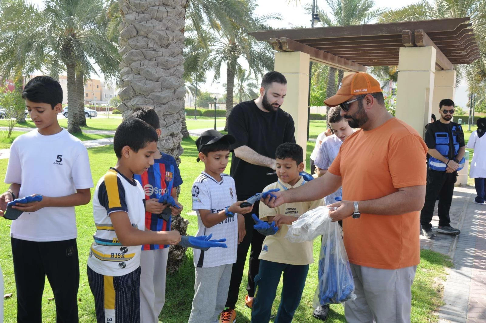 البحرين – خفر السواحل والمحافظة الشمالية ينظمان حملة لتنظيف شاطئ البديع بمشاركة عدد من الجهات والفرق التطوعية