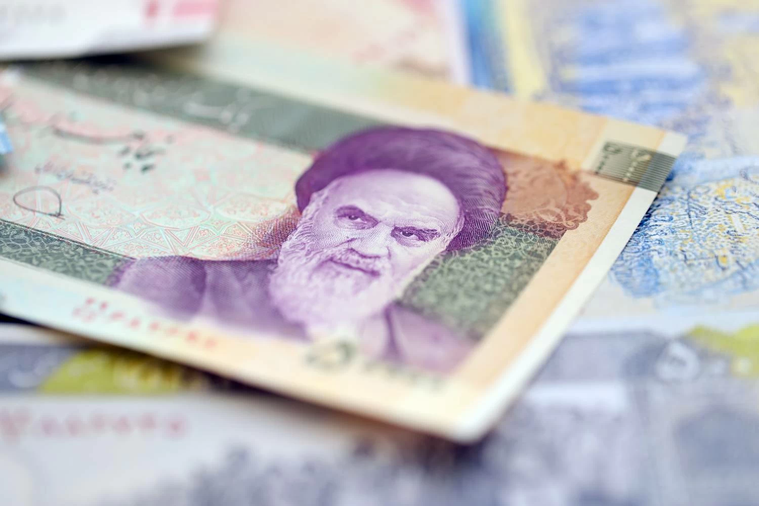 "الغارديان": إيران تواجه شبح الانهيار الاقتصادي والانفجار ال