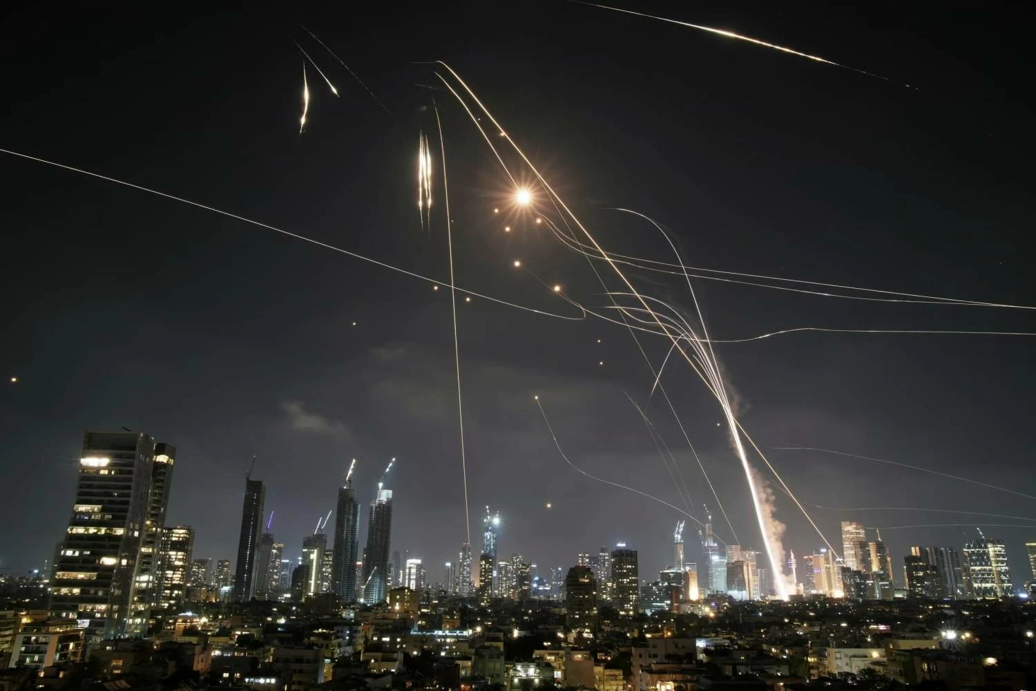 إيران تطلق صواريخ على إسرائيل لأول مرة منذ وقف إطلاق النار