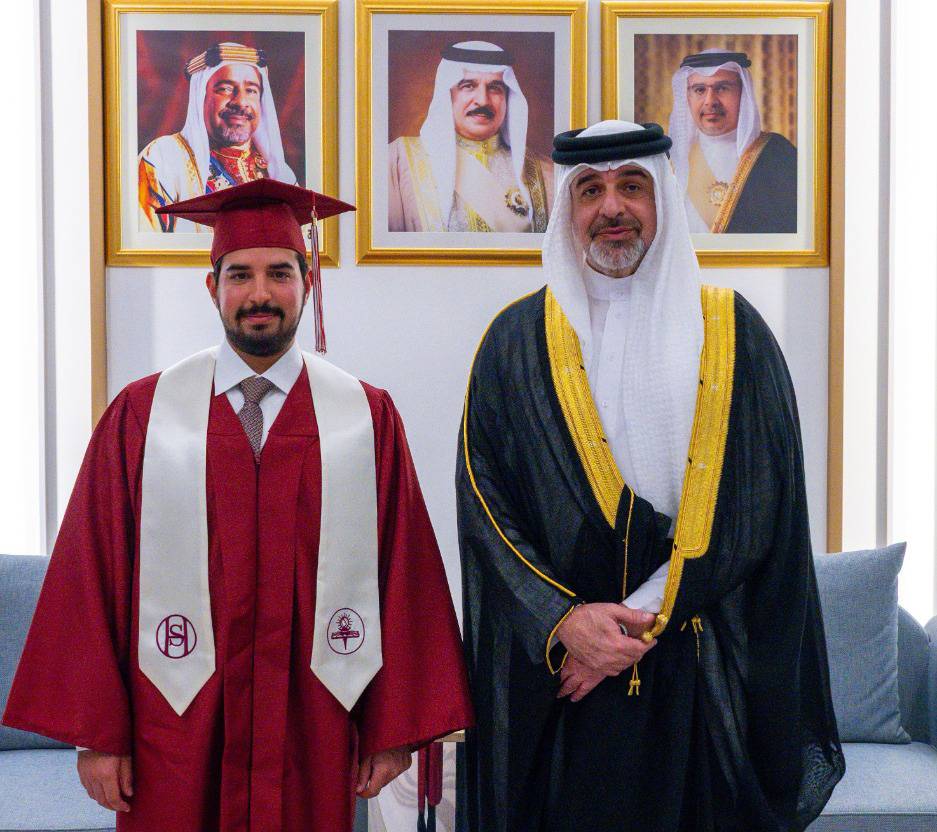 الممثل الشخصي للملك المعظم يهنئ نجله سمو الشيخ سلمان بن عبدالله بن حمد بمناسبة تخرجه 