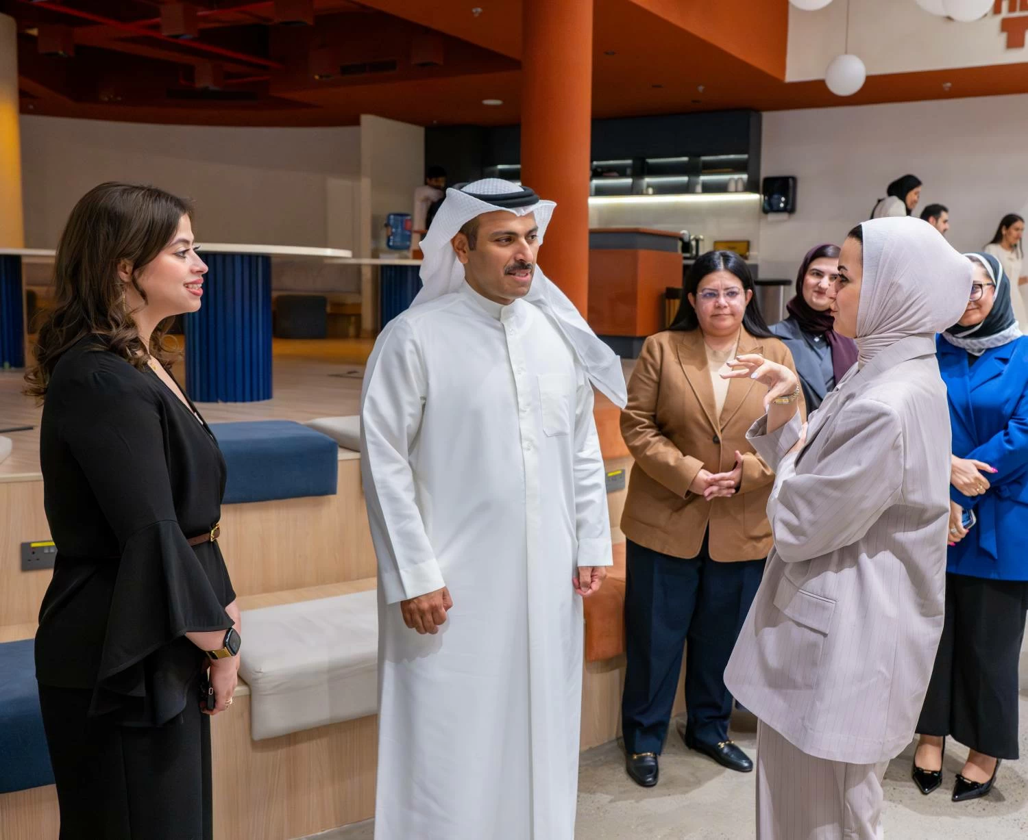 البحرين – وزير الإعلام يشارك في جلسة “قهوة مع زعيم” التي نظمتها منظمة “لمع”. البحرين – وزير الإعلام يشارك في جلسة “قهوة مع زعيم” التي نظمتها منظمة “لمع”.