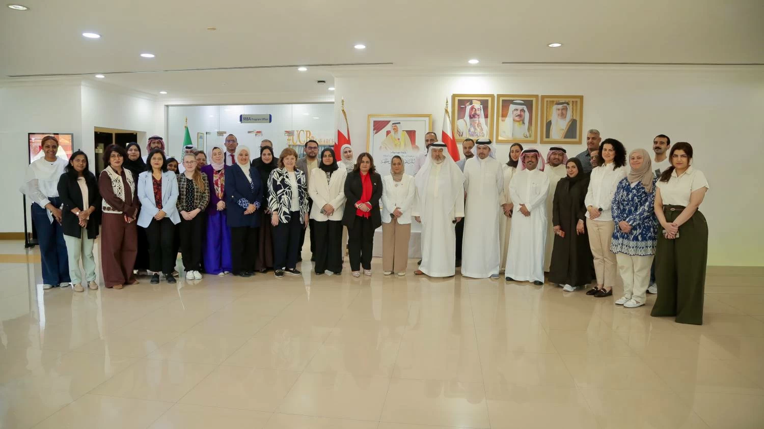 البحرين – كلية البحرين الجامعية توقع وثيقة دعم وولاء لجلالة الملك المفدى البحرين – كلية البحرين الجامعية توقع وثيقة دعم وولاء لجلالة الملك المفدى