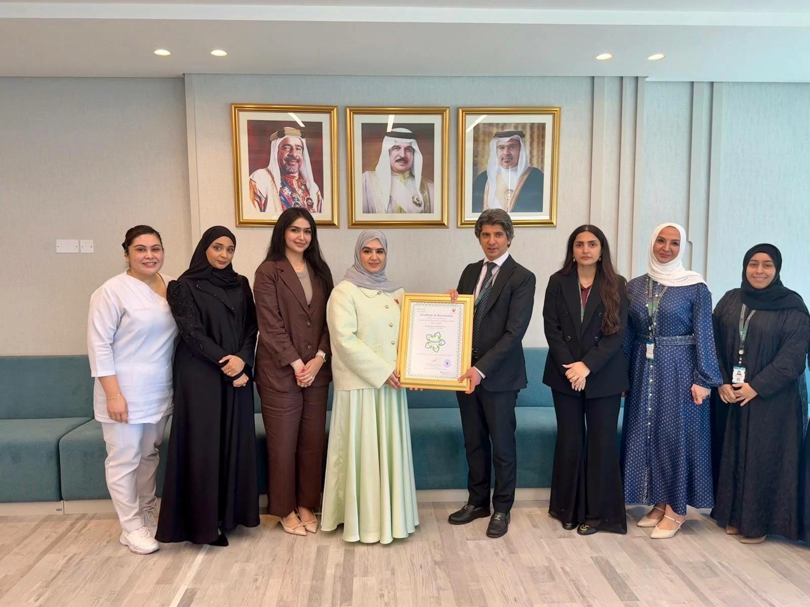البحرين – تقوم الهيئة الوطنية لتنظيم المهن والخدمات الصحية بتسليم شهادات الاعتماد الوطني للمؤسسات الصحية المعتمدة