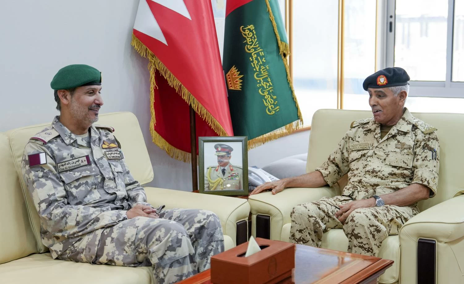 البحرين – رئيس الأركان يستقبل اللواء الركن طيار عيسى بن راشد المهندي البحرين – رئيس الأركان يستقبل اللواء الركن طيار عيسى بن راشد المهندي