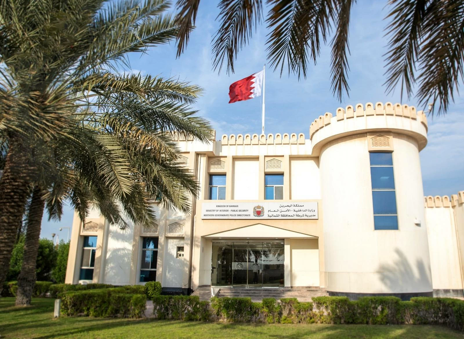 البحرين – «الداخلية»: القبض على 3 أشخاص لقيامهم ببيع ملابس عليها صور وشعارات تحريضية البحرين – «الداخلية»: القبض على 3 أشخاص لقيامهم ببيع ملابس عليها صور وشعارات تحريضية