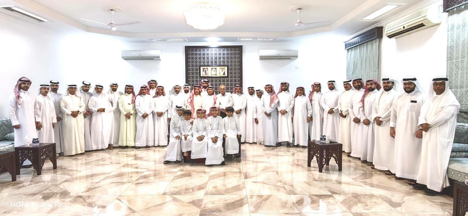 البحرين – مجلس المغفور له محمد عبدالرحمن العوضي يوقع وثيقة العهد والولاء لجلالة الملك