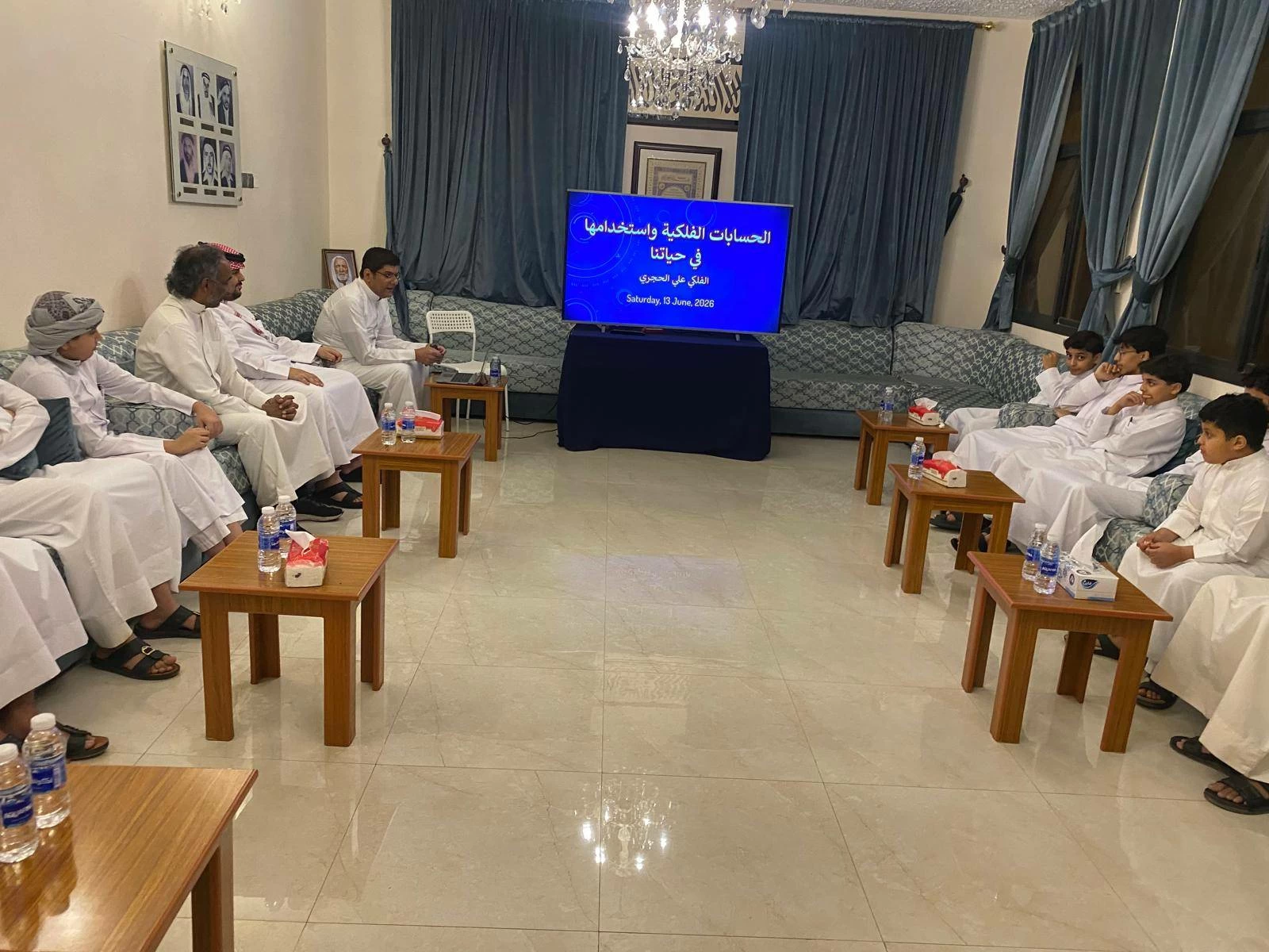 البحرين – الباحث علي الهاجري يطلع على مواقيت الصلاة الحالية وحساباتها بمجلس الشروقي بالحد