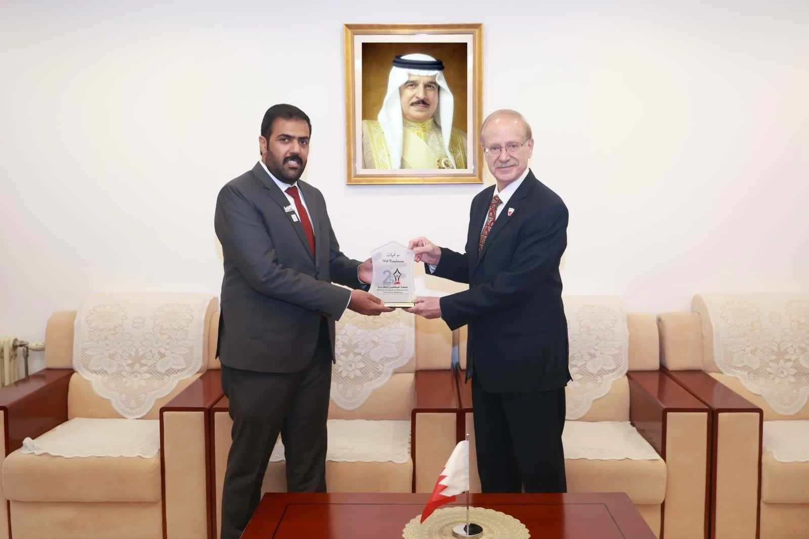 البحرين – سفير مملكة البحرين لدى الصين يستقبل الوفد الإعلامي البحريني المشارك في ندوة التنمية المتكاملة للإعلام والأخبار