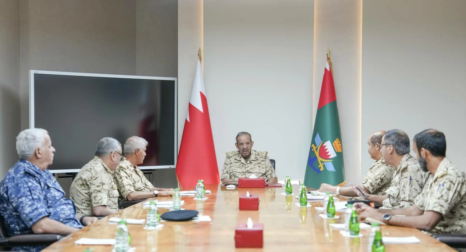 البحرين – القائد العام يجتمع مع عدد من كبار ضباط قوة دفاع البحرين البحرين – القائد العام يجتمع مع عدد من كبار ضباط قوة دفاع البحرين