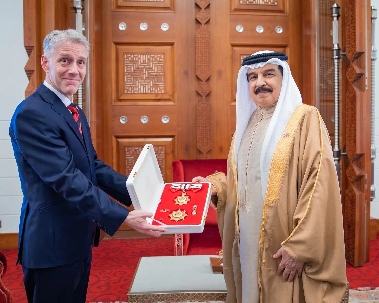 البحرين – جلالة الملك يستقبل السفير البريطاني لدى البحرين