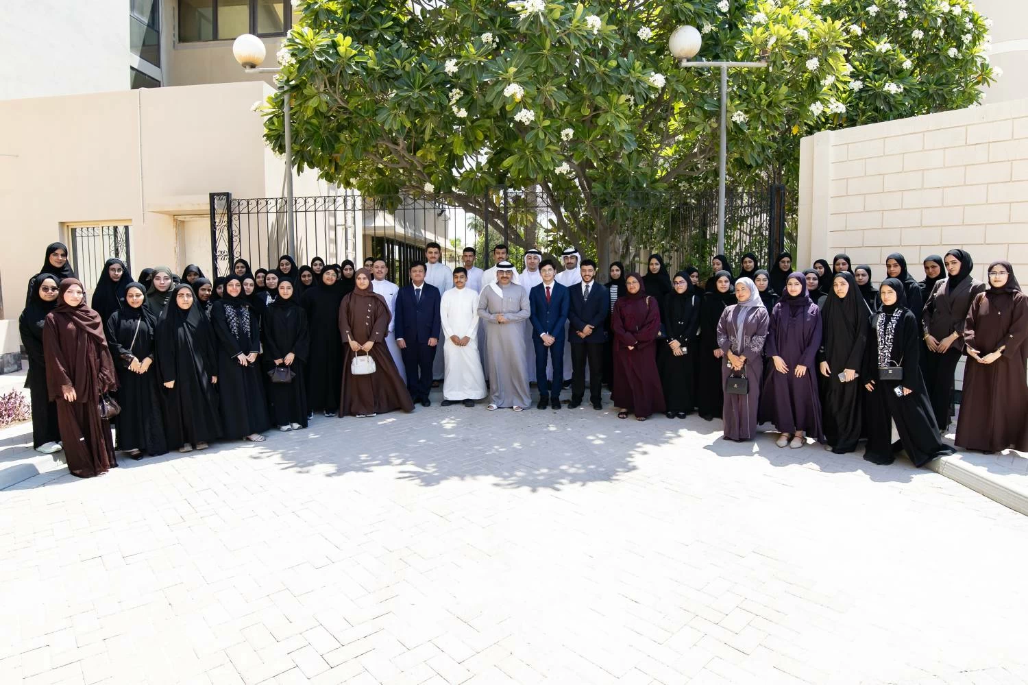 البحرين – وزير التربية والتعليم يستقبل 180 طالباً وطالبة من الحاصلين على أعلى المعدلات في البحرين