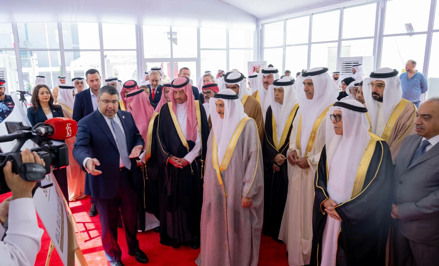 البحرين – خالد بن عبدالله يفتتح محطتي نقل الكهرباء في ضاحية الرملي