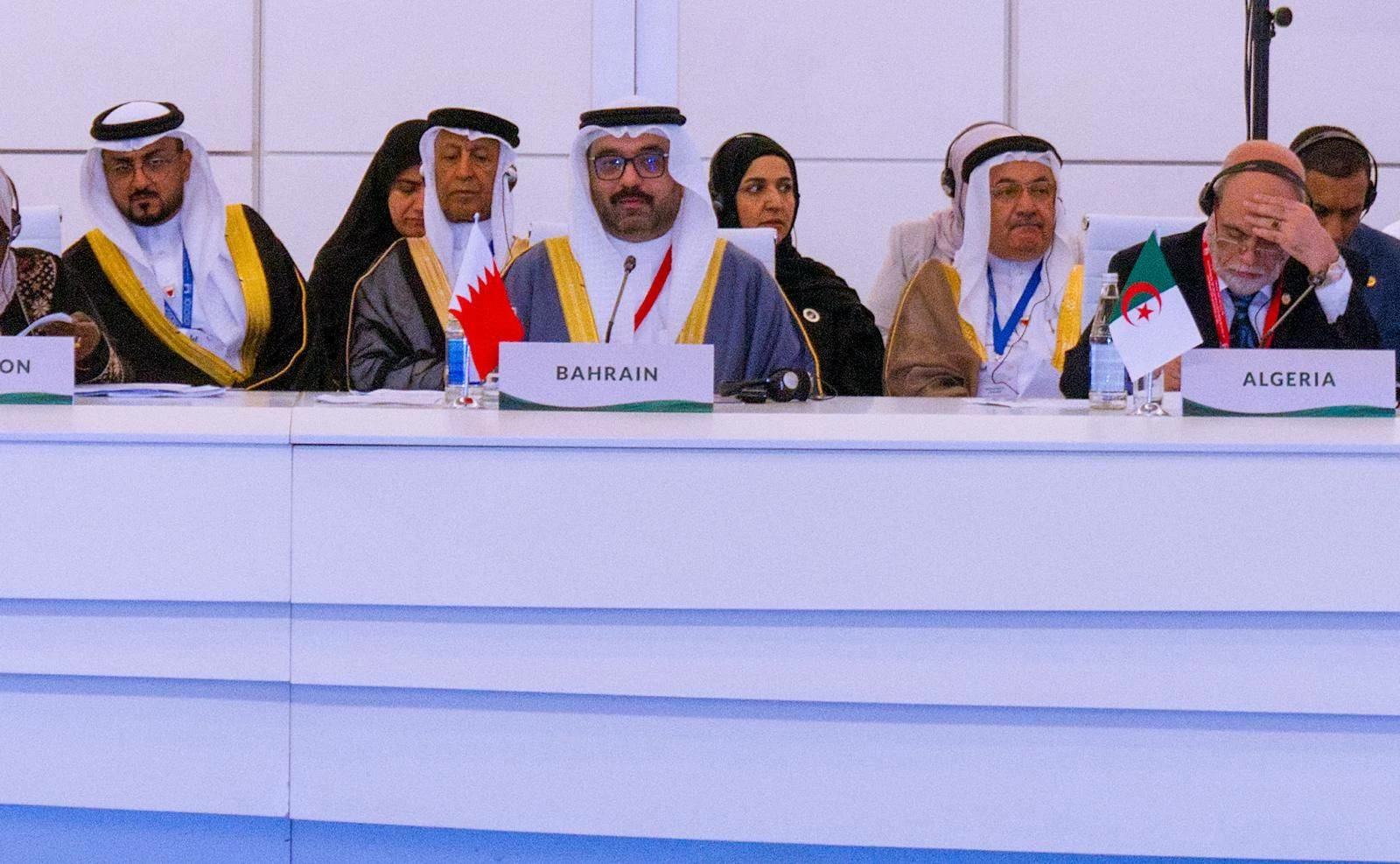 البحرين – ويشدد وفد الشعبة النيابية على ضرورة الالتزام بالقانون الدولي وحرية الملاحة في الممرات البحرية