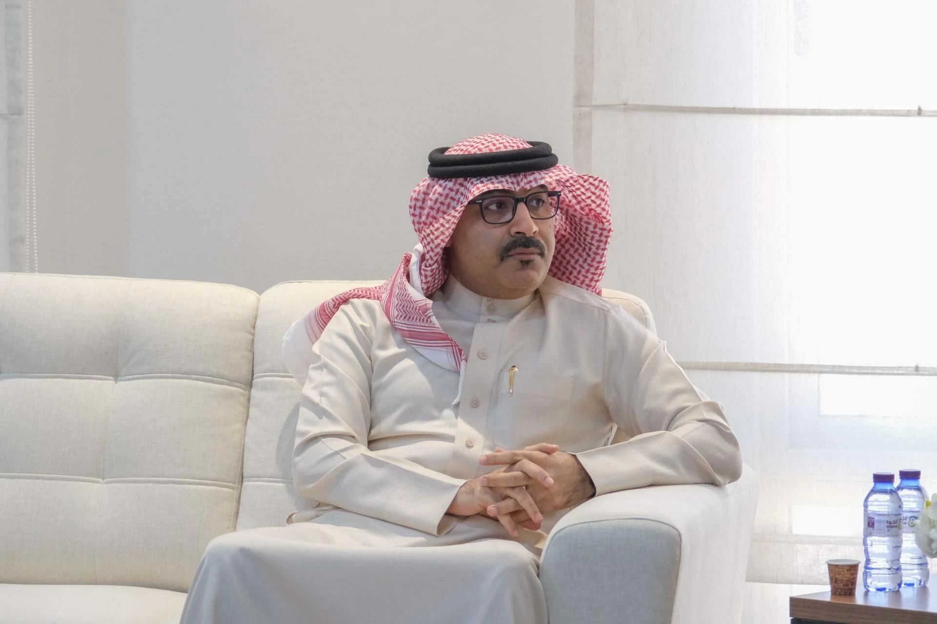 البحرين – وزير التعليم يزور دار الفكر والثقافة محمد جابر الأنصاري