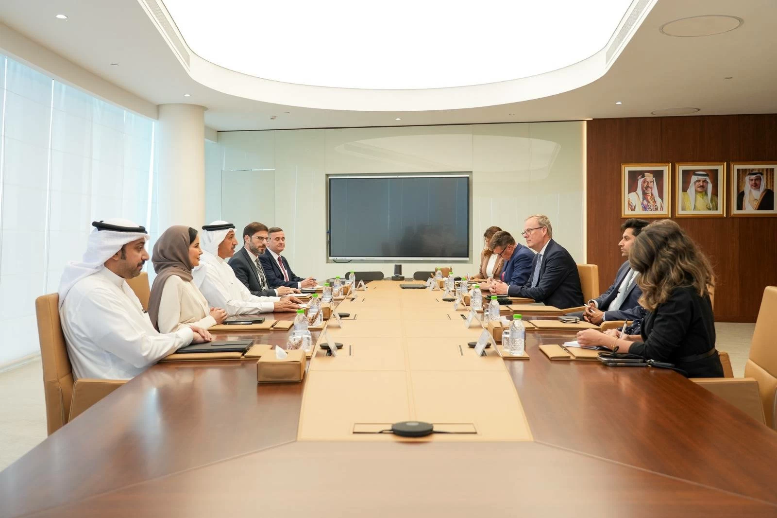 البحرين – وزير النقل يبحث تعزيز التعاون مع المسؤولين البريطانيين في مجالات النقل والاتصالات والاستثمار
