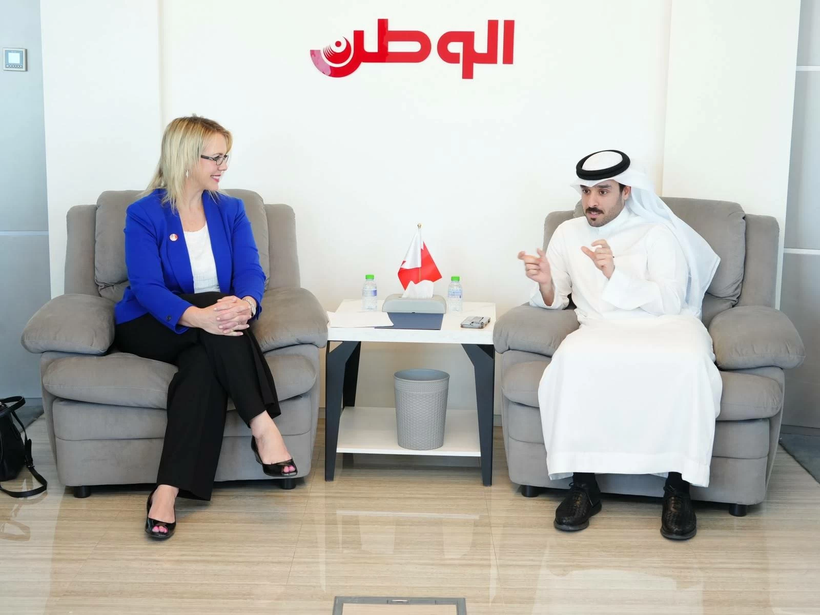 البحرين – السفير الأمريكي لدى مملكة البحرين يزور المقر الرئيسي لصحيفة “الوطن”. البحرين – السفير الأمريكي لدى مملكة البحرين يزور المقر الرئيسي لصحيفة “الوطن”.