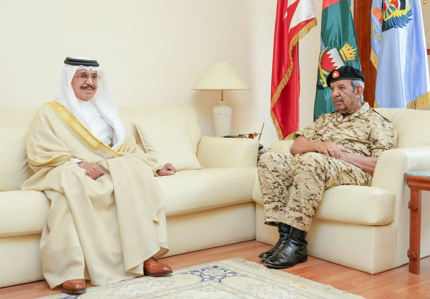 البحرين – القائد العام يستقبل وزير الداخلية الفريق الركن الشيخ راشد بن عبدالله