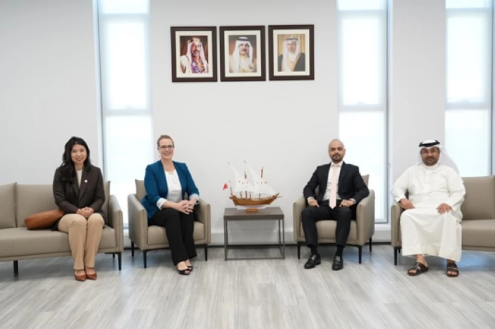 البحرين – وزير التنمية الاجتماعية يستقبل سفير الولايات المتحدة الأمريكية لدى مملكة البحرين البحرين – وزير التنمية الاجتماعية يستقبل سفير الولايات المتحدة الأمريكية لدى مملكة البحرين