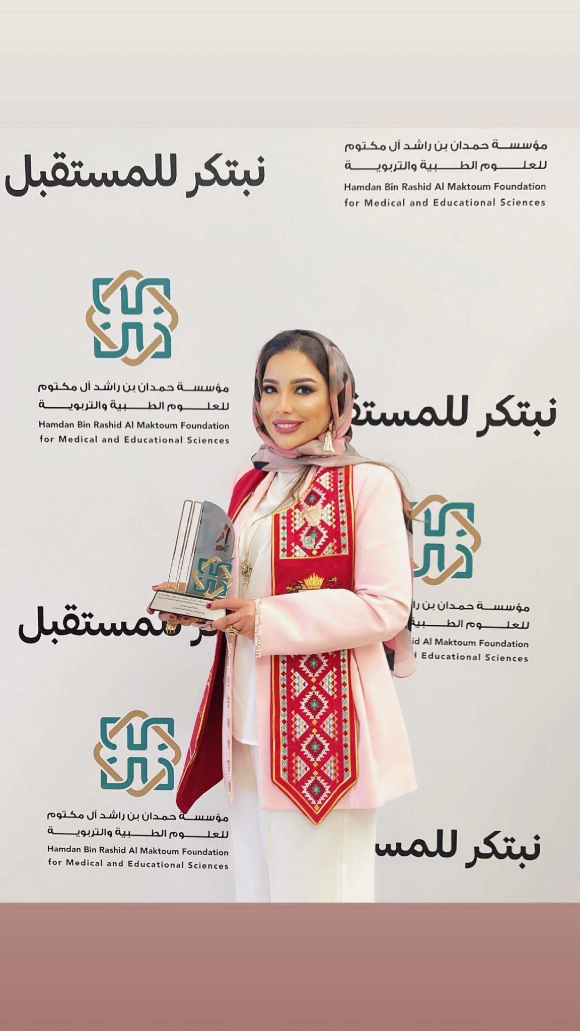 البحرين – نور السبيعي أول بحرينية تحصل على جائزة التعليم المتميز من مؤسسة حمدان بن راشد آل مكتوم