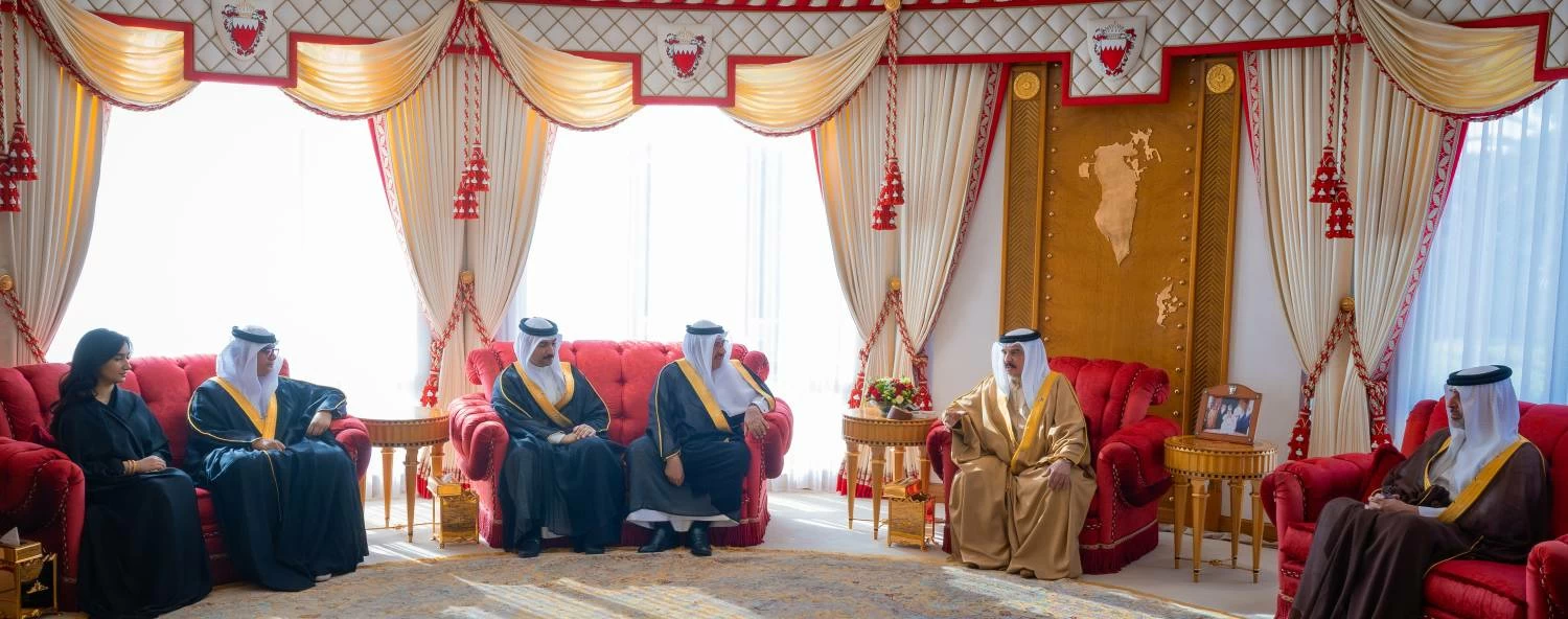 البحرين – الملك يستقبل أسرة الكاتب والشاعر علي عبدالله خليفة رحمه الله البحرين – الملك يستقبل أسرة الكاتب والشاعر علي عبدالله خليفة رحمه الله