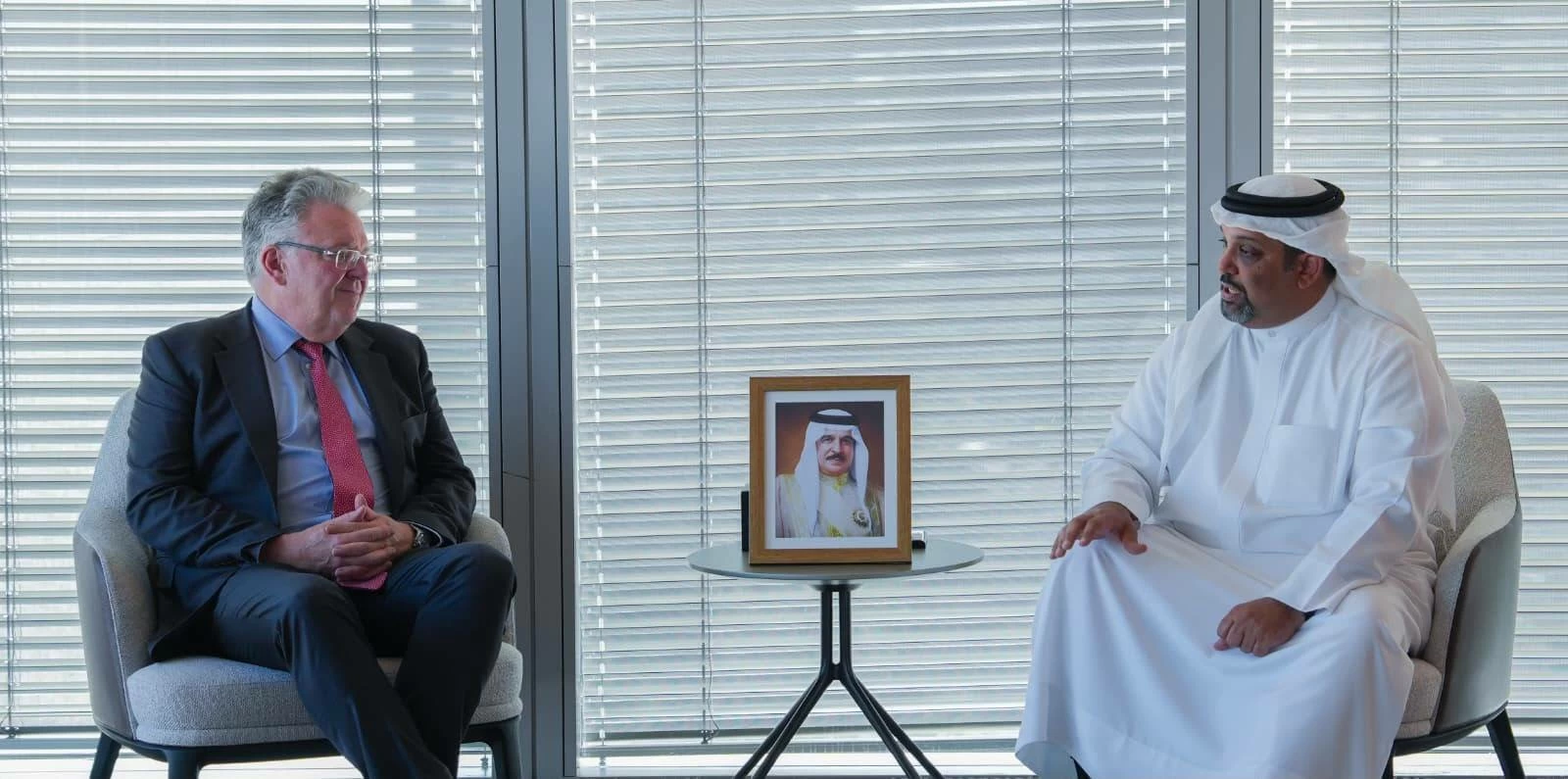 البحرين – وزير المالية والاقتصاد الوطني يجتمع مع الرئيس التنفيذي العالمي لشركة DHL Express البحرين – وزير المالية والاقتصاد الوطني يجتمع مع الرئيس التنفيذي العالمي لشركة DHL Express