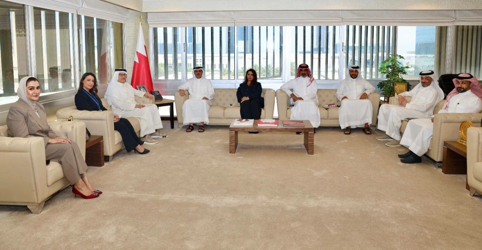البحرين – وزير العدل والشؤون الإسلامية والأوقاف يستقبل رئيس غرفة تجارة وصناعة البحرين البحرين – وزير العدل والشؤون الإسلامية والأوقاف يستقبل رئيس غرفة تجارة وصناعة البحرين