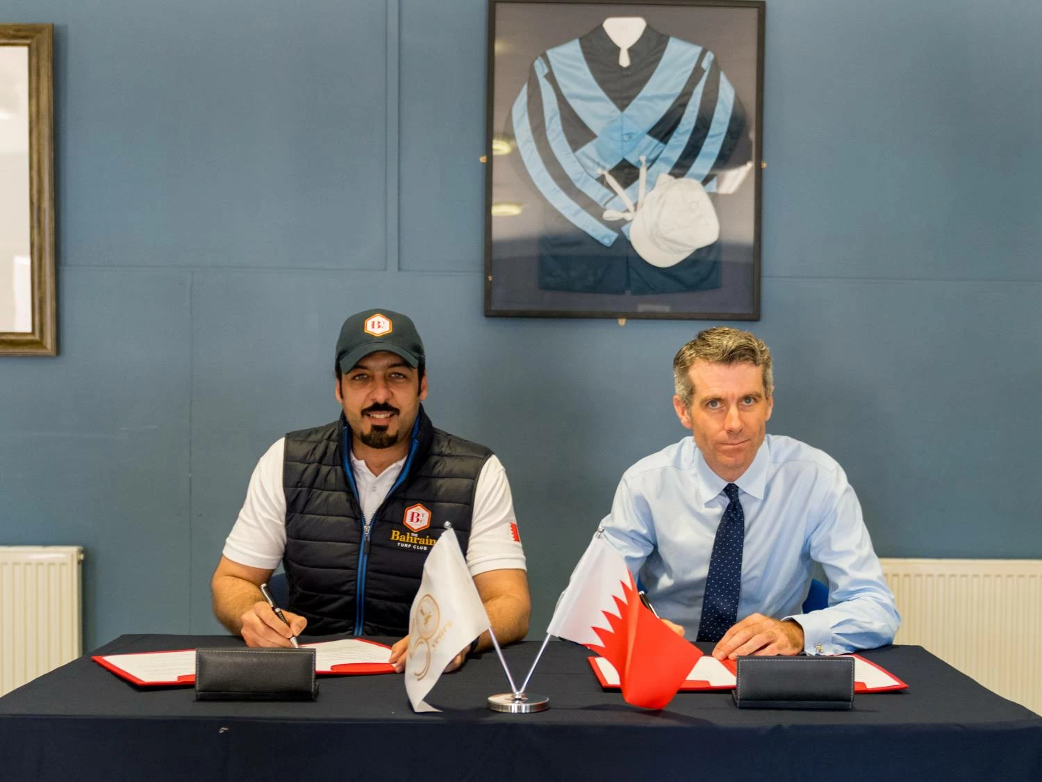 البحرين – يواصل نادي راشد للفروسية وسباق الخيل التعاون المشترك مع مدرسة السباق البريطانية لدعم وتطوير الفرسان البحرينيين