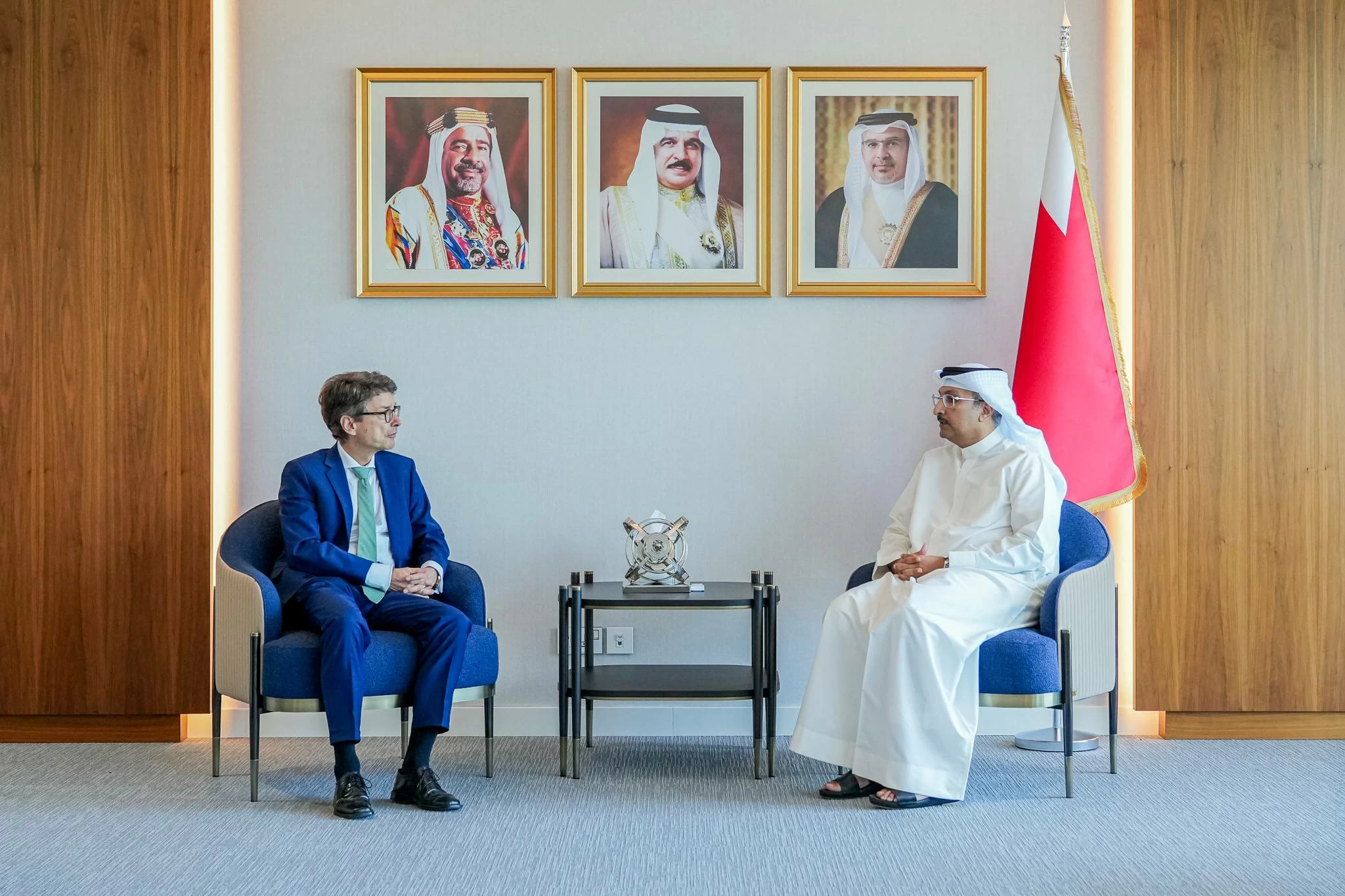 البحرين – وكيل وزارة المواصلات يجتمع مع سفير جمهورية ألمانيا الاتحادية لدى البحرين