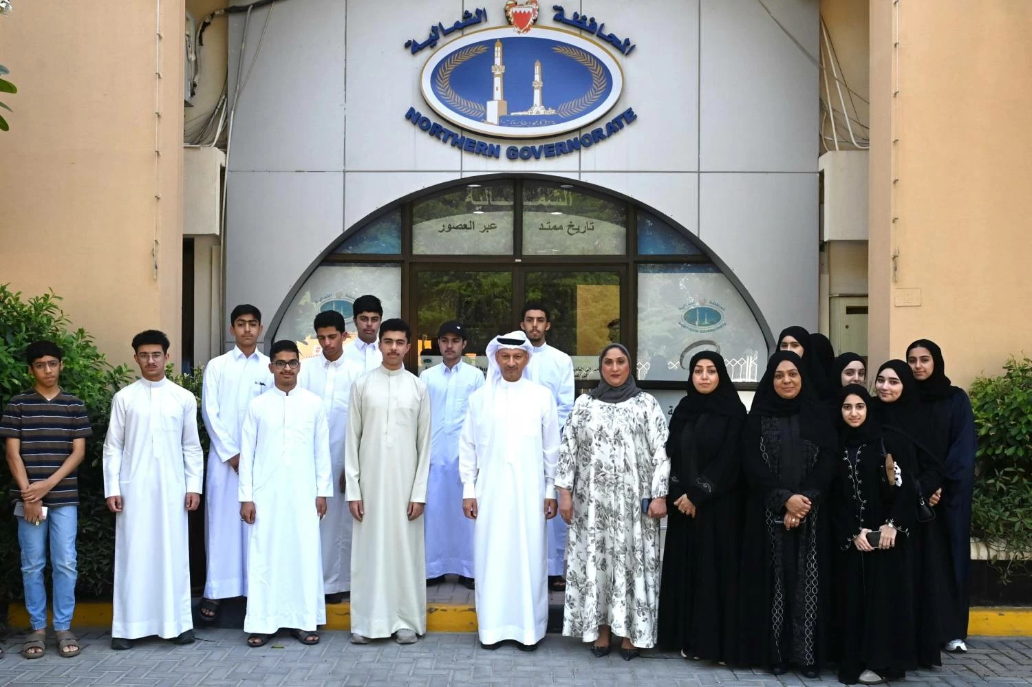 البحرين – محافظ الشمالية يستقبل عدداً من طلاب الثانوية العامة ضمن دورة خدمة المجتمع البحرين – محافظ الشمالية يستقبل عدداً من طلاب الثانوية العامة ضمن دورة خدمة المجتمع