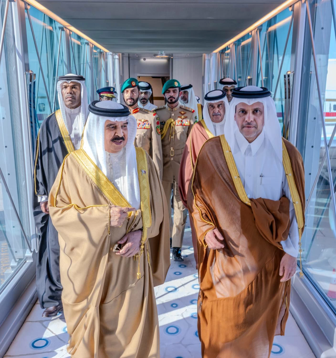 البحرين – الملك يصل إلى دولة قطر لتقديم واجب العزاء في أخيه الشيخ تميم بن حمد آل ثاني في وفاة الأمير الوالد البحرين – الملك يصل إلى دولة قطر لتقديم واجب العزاء في أخيه الشيخ تميم بن حمد آل ثاني في وفاة الأمير الوالد