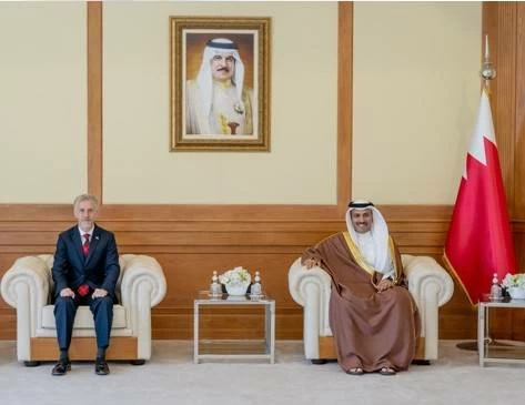 البحرين – وزير الإعلام يستقبل السفير البريطاني لدى مملكة البحرين
