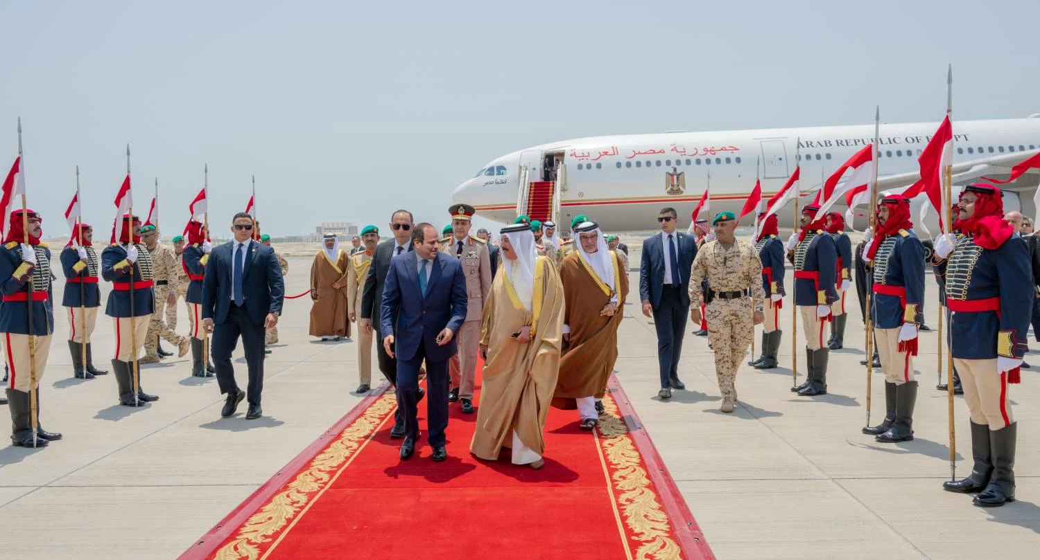 البحرين – وجلالة الملك في مقدمة مستقبلي الرئيس المصري لدى وصوله إلى البلاد البحرين – وجلالة الملك في مقدمة مستقبلي الرئيس المصري لدى وصوله إلى البلاد