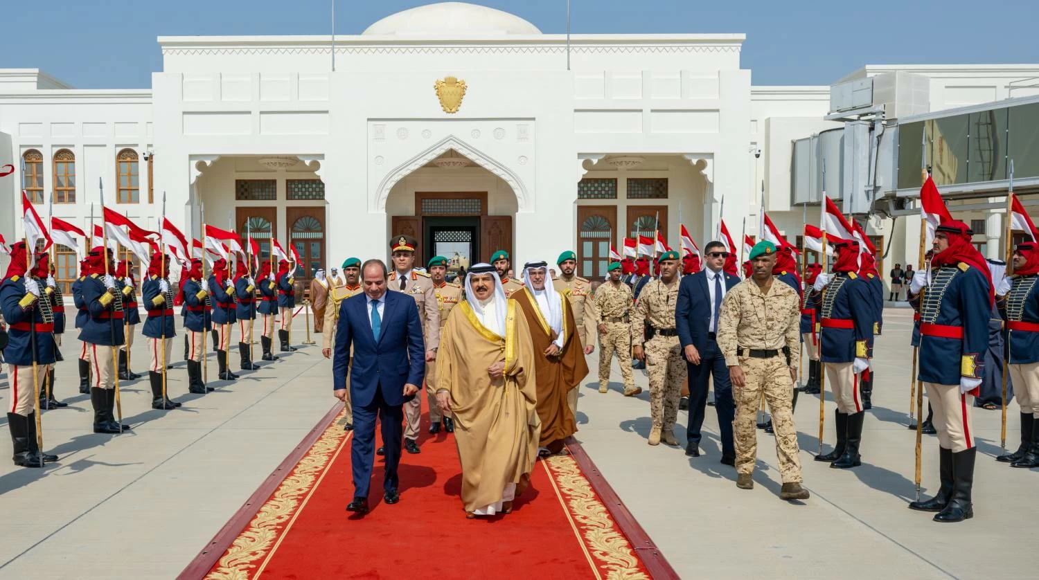 البحرين – جلالة الملك في مقدمة المودعين للرئيس المصري لدى مغادرته البلاد البحرين – جلالة الملك في مقدمة المودعين للرئيس المصري لدى مغادرته البلاد