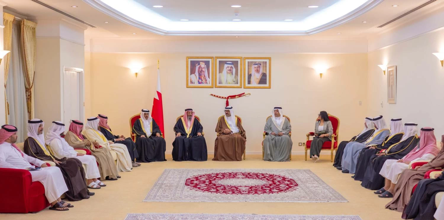البحرين – محافظ الجنوبية يؤكد استمرار تنفيذ المشاريع الحيوية وتعزيز التواصل مع الأهالي وتعزيز الأمن والاستقرار