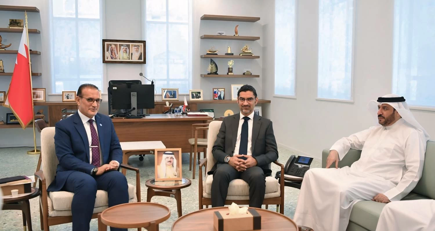 البحرين – وزير البلديات والزراعة يستقبل الأمين التنفيذي لهيئة مكافحة الجراد الصحراوي بالمنطقة الوسطى البحرين – وزير البلديات والزراعة يستقبل الأمين التنفيذي لهيئة مكافحة الجراد الصحراوي بالمنطقة الوسطى