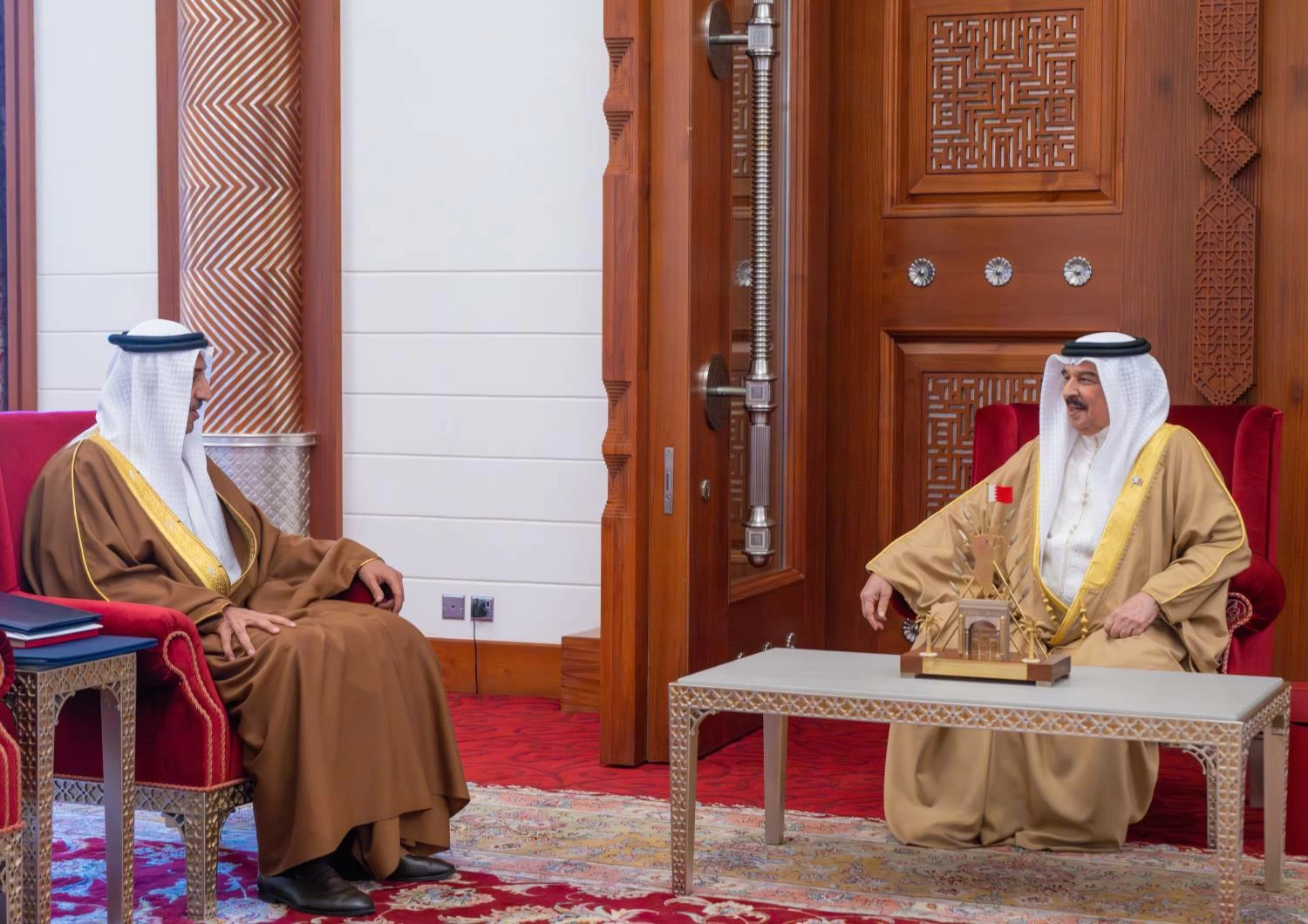 البحرين – الملك يستقبل رئيس لجنة توثيق ملحمة الصمود الوطني ويؤكد أن الذاكرة الوطنية هي الحصن الذي يحمي المكتسبات ويحافظ على الهوية الوطنية الأصيلة.