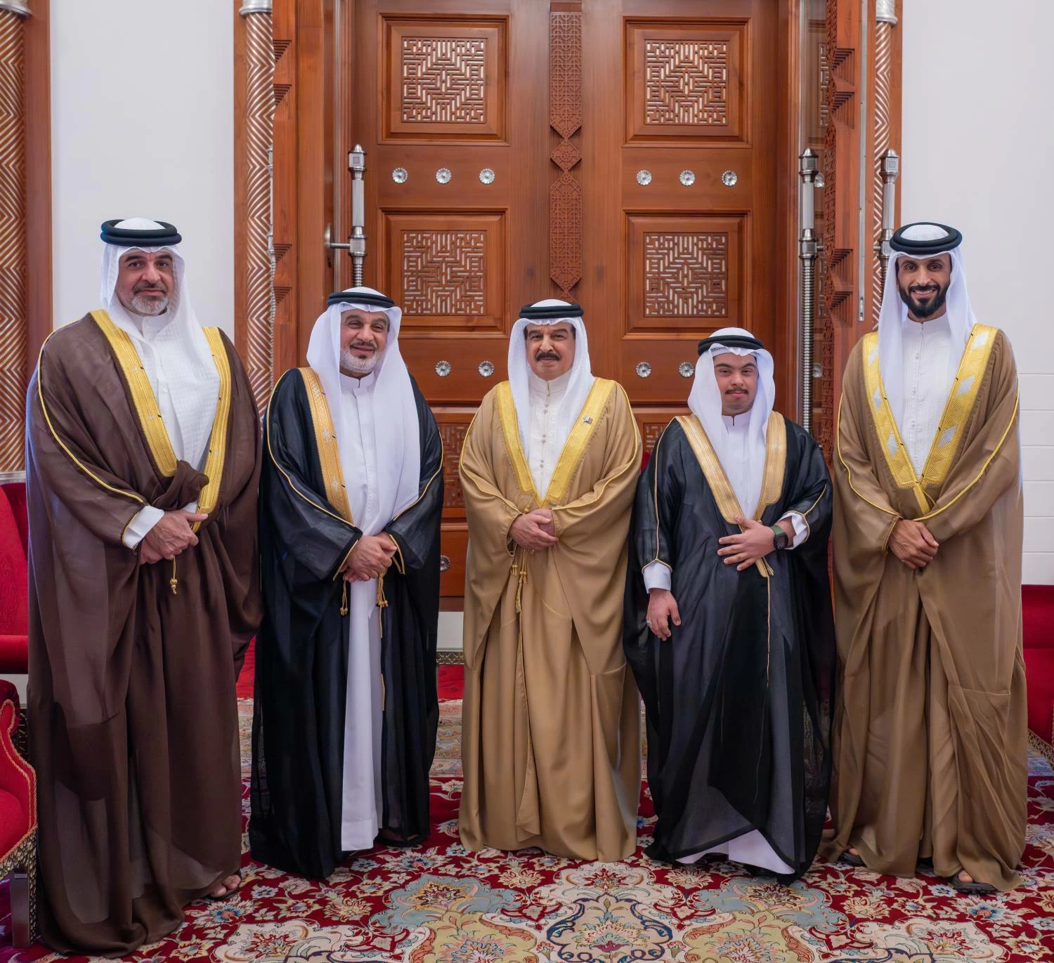 البحرين – جلالة الملك يستقبل الفنان إسحاق الكوهجي ليقدم لجلالته لوحة فنية البحرين – جلالة الملك يستقبل الفنان إسحاق الكوهجي ليقدم لجلالته لوحة فنية