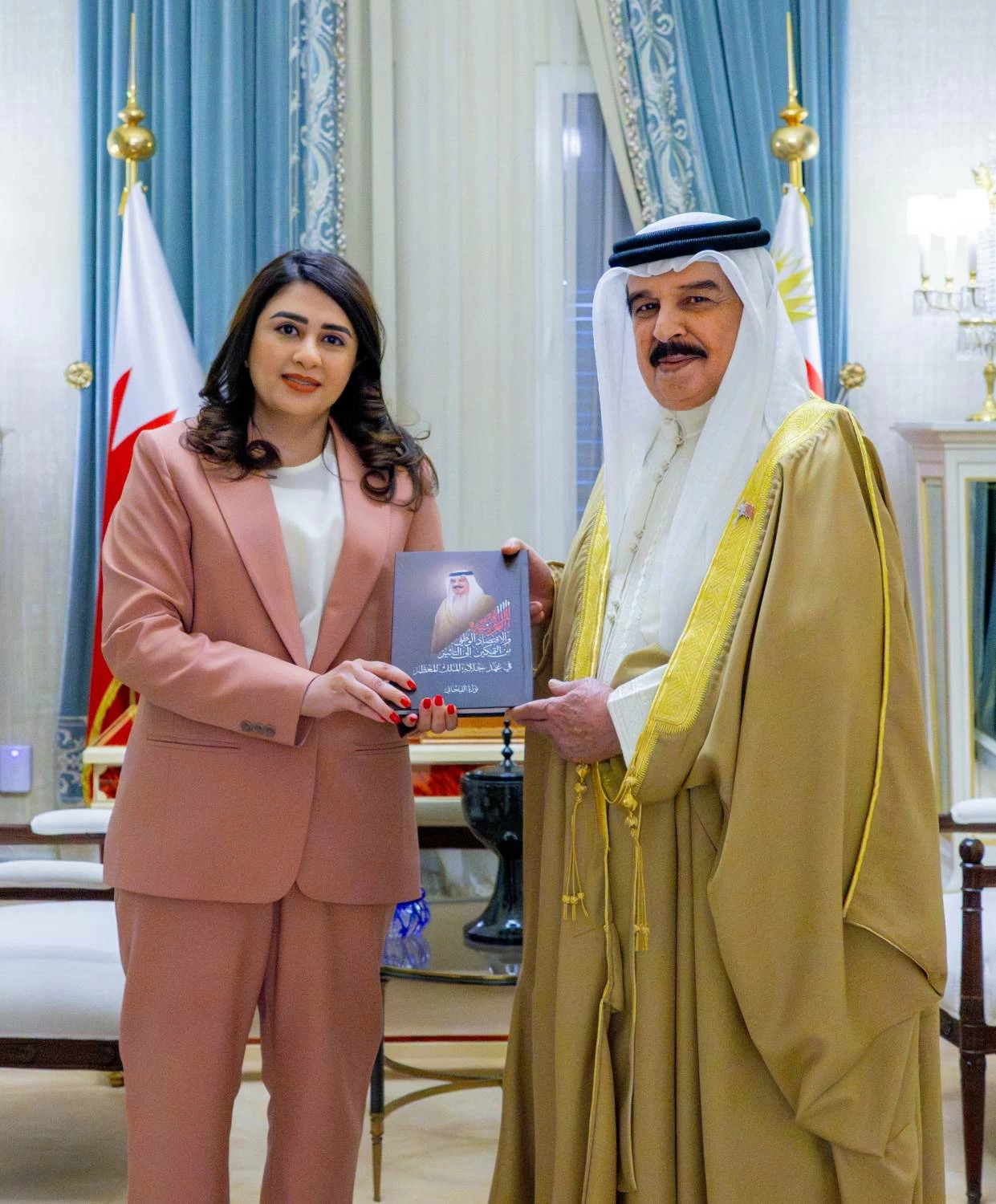 البحرين – الملك يستقبل الكاتبة نورا الفيحاني لإهداء كتابها لجلالته