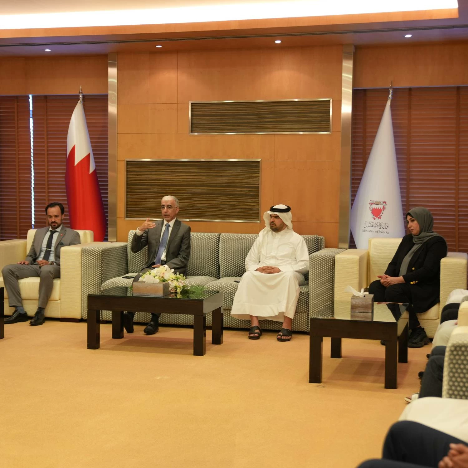 البحرين – وزير الأشغال يكرم 18 من مديري المشاريع والمهندسين لحصولهم على الشهادات المهنية الدولية في إدارة المشاريع