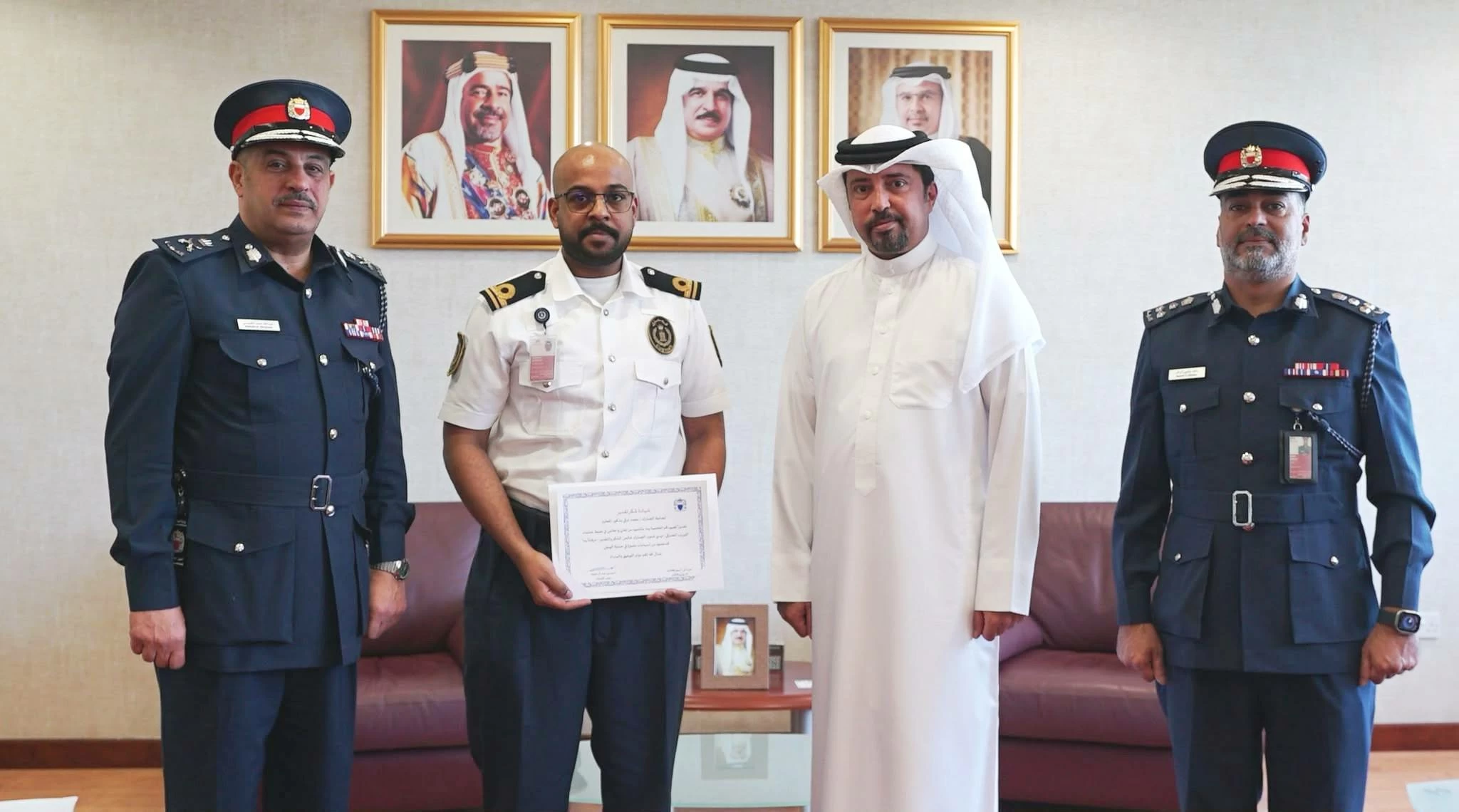 البحرين – رئيس الجمارك يكرم أحد أعضاء جمارك المطار تقديراً لجهوده في إحباط محاولة نوعية لتهريب مواد مخدرة