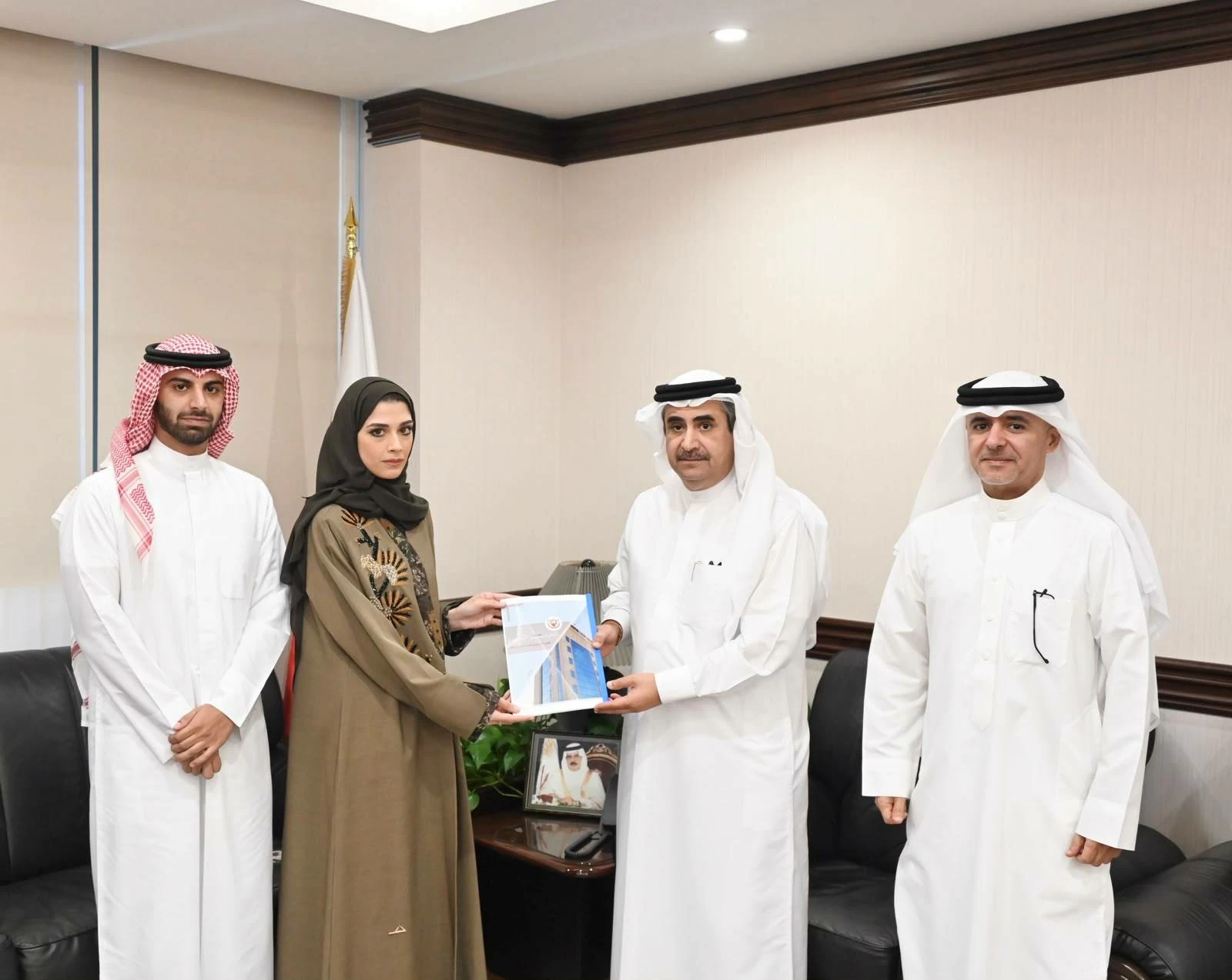البحرين – النائب العام يتسلم تقرير النيابة العامة في قضايا الأسرة والطفل