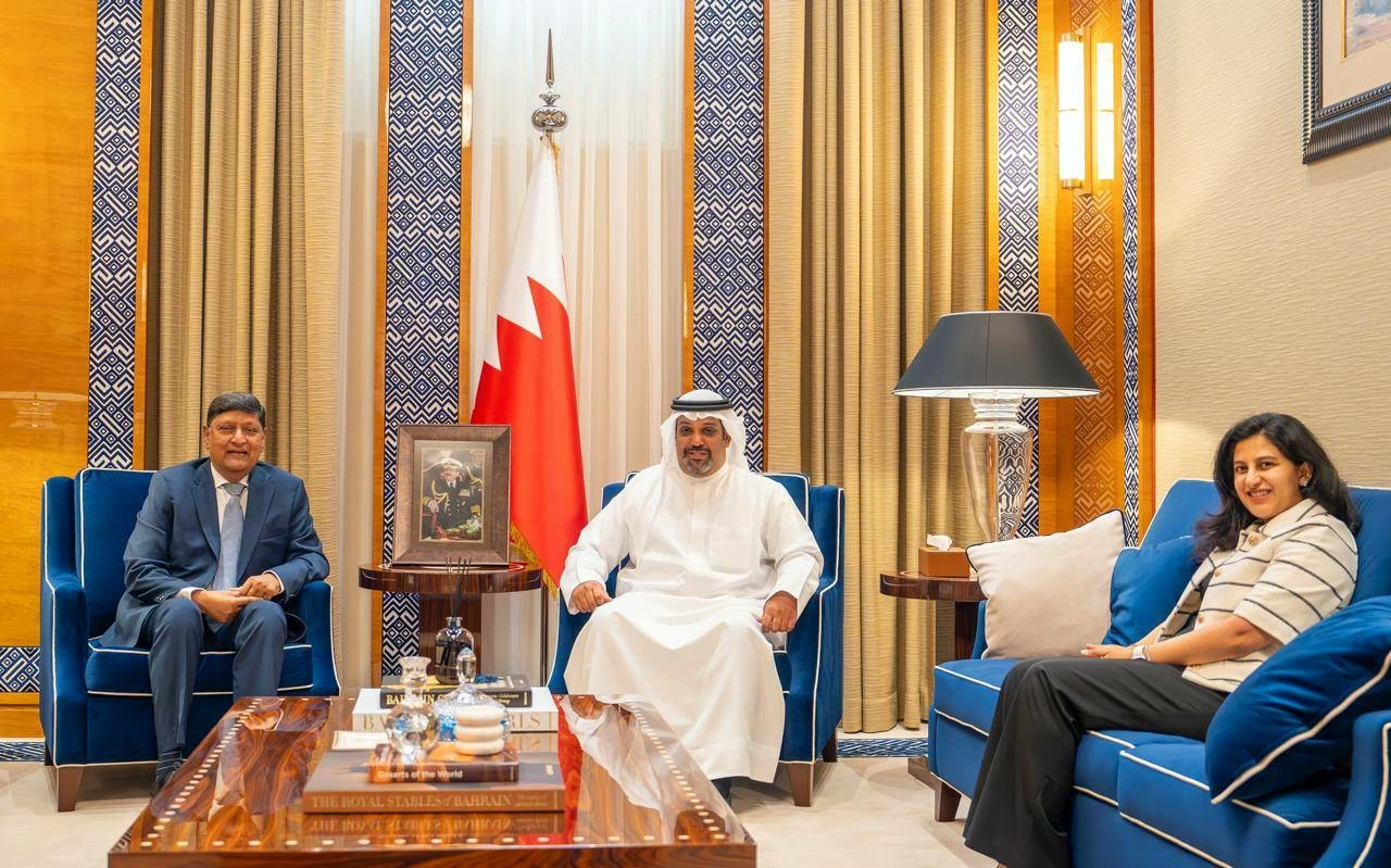 البحرين – وزير المالية يجتمع مع الرئيس التنفيذي والمدير الطبي لمستشفى الإرسالية الأمريكية