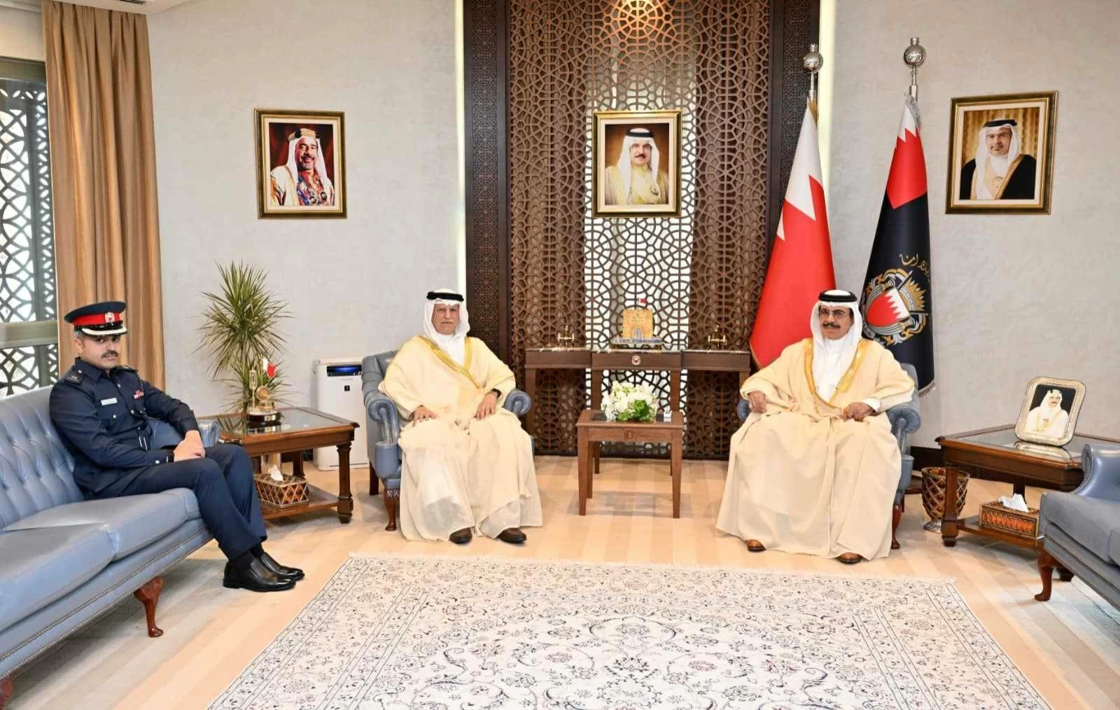 البحرين – وزير الداخلية يستقبل علي بن عبدالله آل خليفة بمناسبة استكمال نجله برنامج الزمالة في جامعة هارفارد بالولايات المتحدة الأمريكية البحرين – وزير الداخلية يستقبل علي بن عبدالله آل خليفة بمناسبة استكمال نجله برنامج الزمالة في جامعة هارفارد بالولايات المتحدة الأمريكية